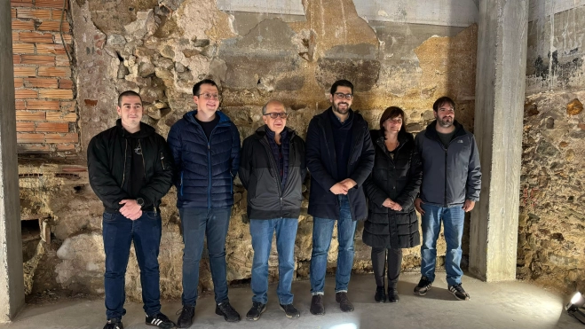 Visita d'obres al tram descobert de la muralla medieval de Riudoms.