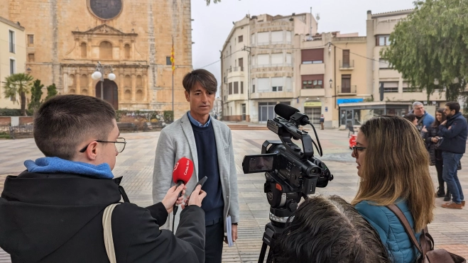 Paolo Girelli atenent els mitjans de comunicació a la Plaça (FOTO: Lluís Bages)