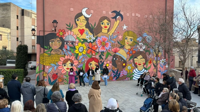Mural feminista Berta Artigau a la plaça Mare Cèlia