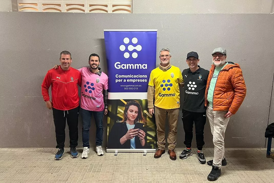 L'ex entrenador Raúl Lucha, el segon començant per la dreta, vestit de negre L'ex entrenador Raúl Lucha, el segon començant per la dreta, vestit de negre