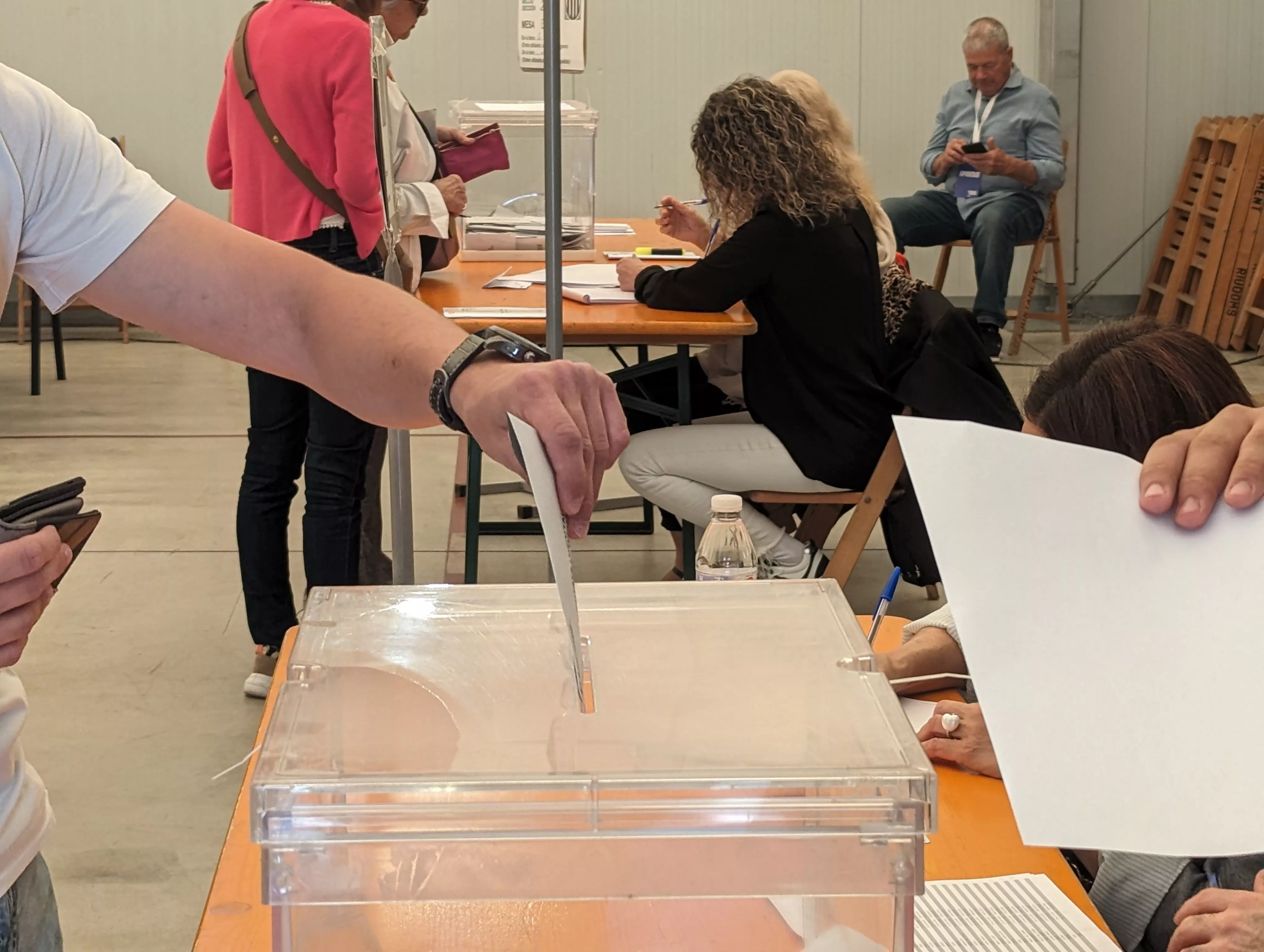 Un votant diposita el seu vot a l'urna (FOTO: Lluís Bages) Un votant diposita el seu vot a l'urna (FOTO: Lluís Bages)