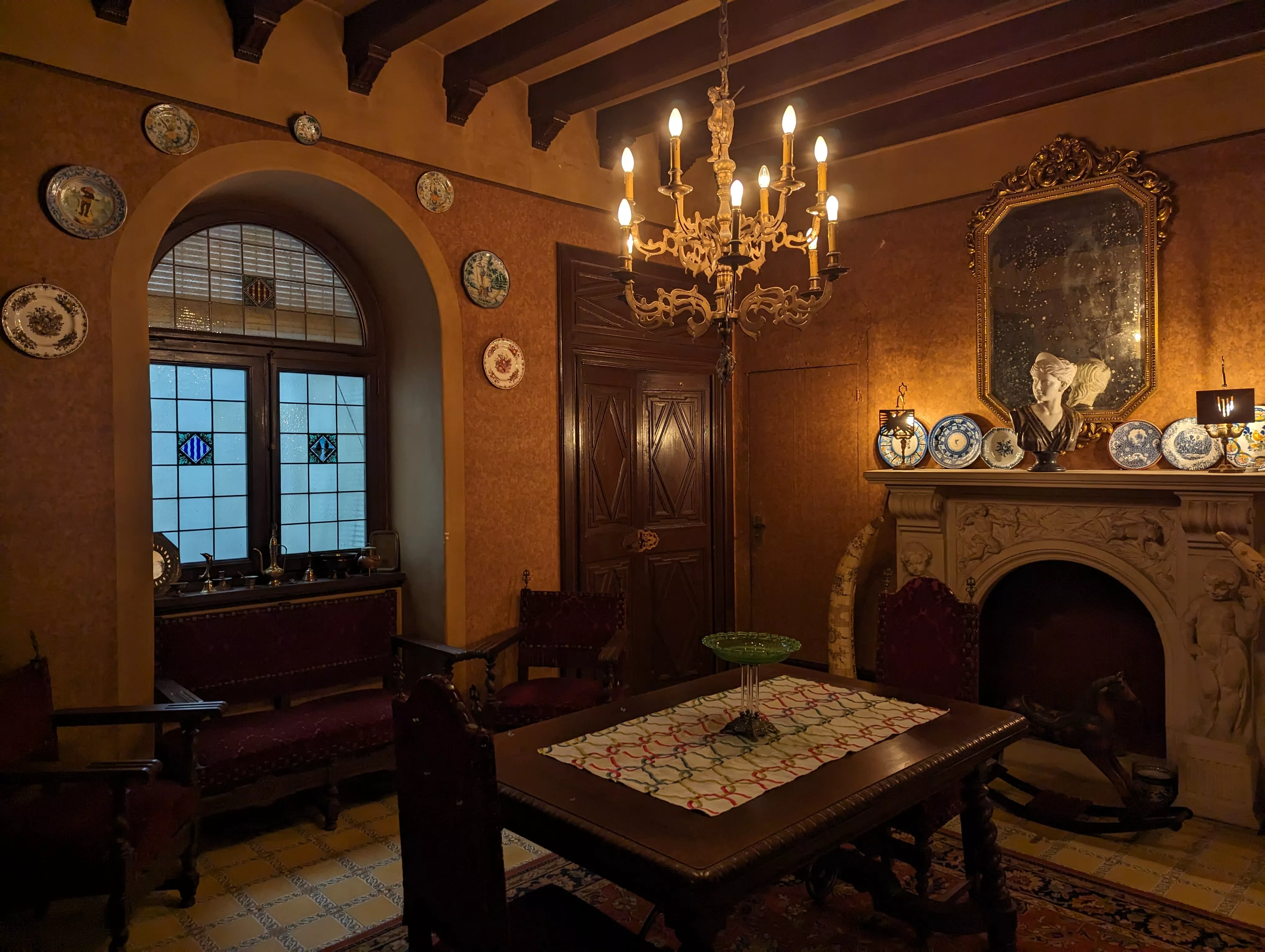 Menjador de Cal Massó, amb la decoració i mobiliari de l'època Menjador de Cal Massó, amb la decoració i mobiliari de l'època