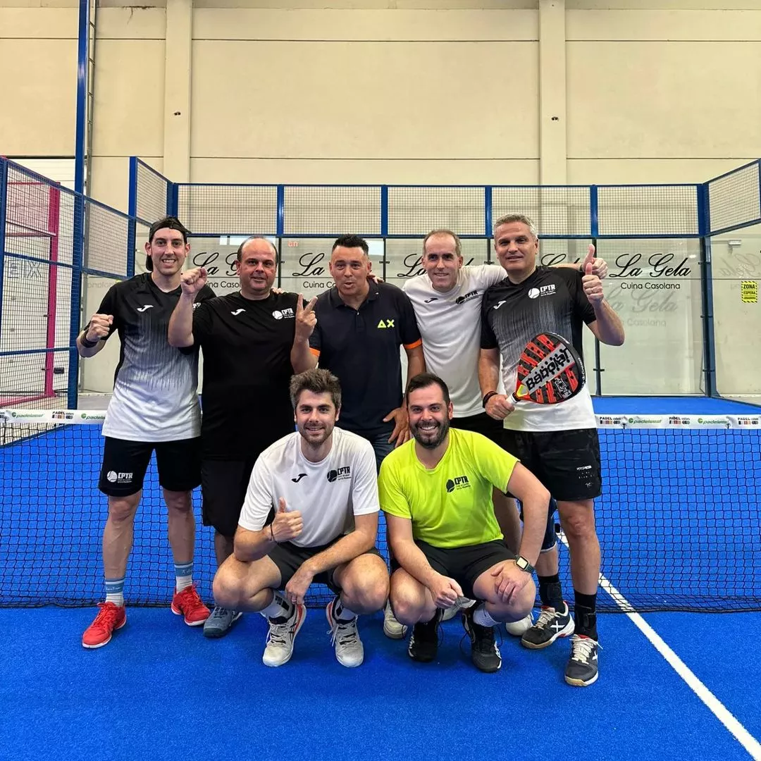 El primer equip masculí del CPT Riudoms celebrant l'ascens de categoria