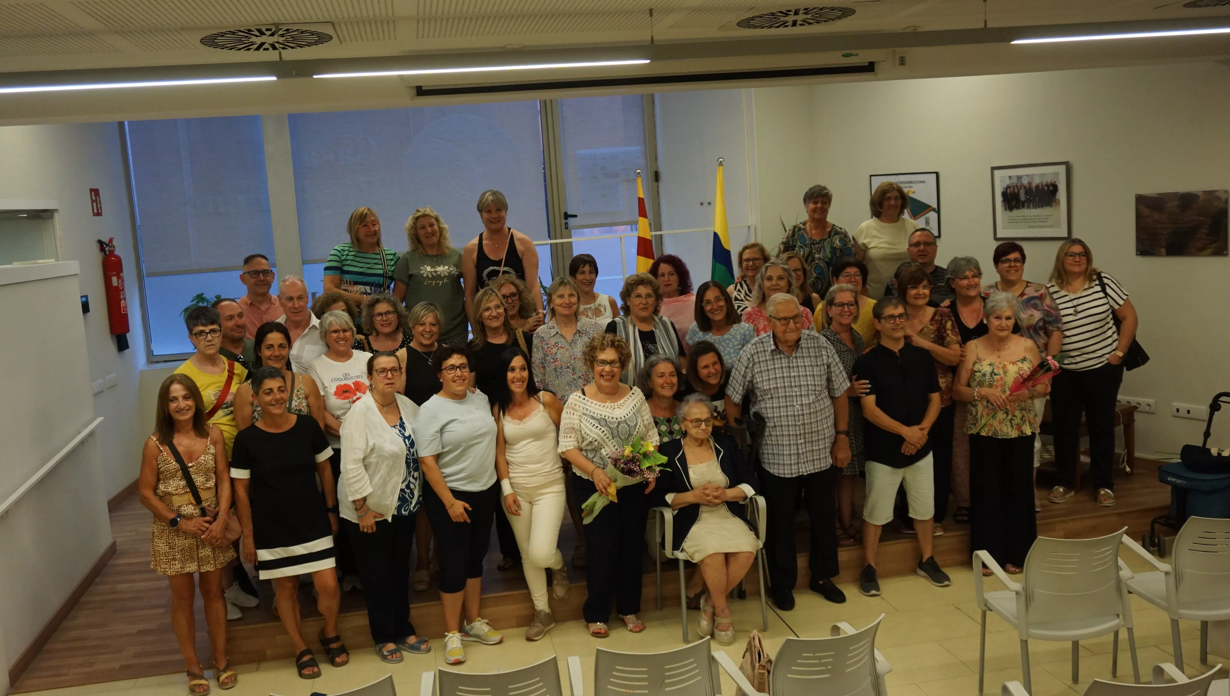 Fotografia de grup a l'acte dels 50 anys de les Majorettes (FOTO: Josep Anton Carranza)