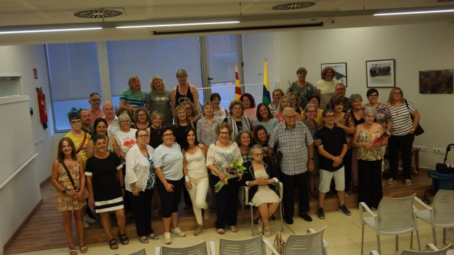 Fotografia de grup a l'acte dels 50 anys de les Majorettes (FOTO: Josep Anton Carranza) Fotografia de grup a l'acte dels 50 anys de les Majorettes (FOTO: Josep Anton Carranza)