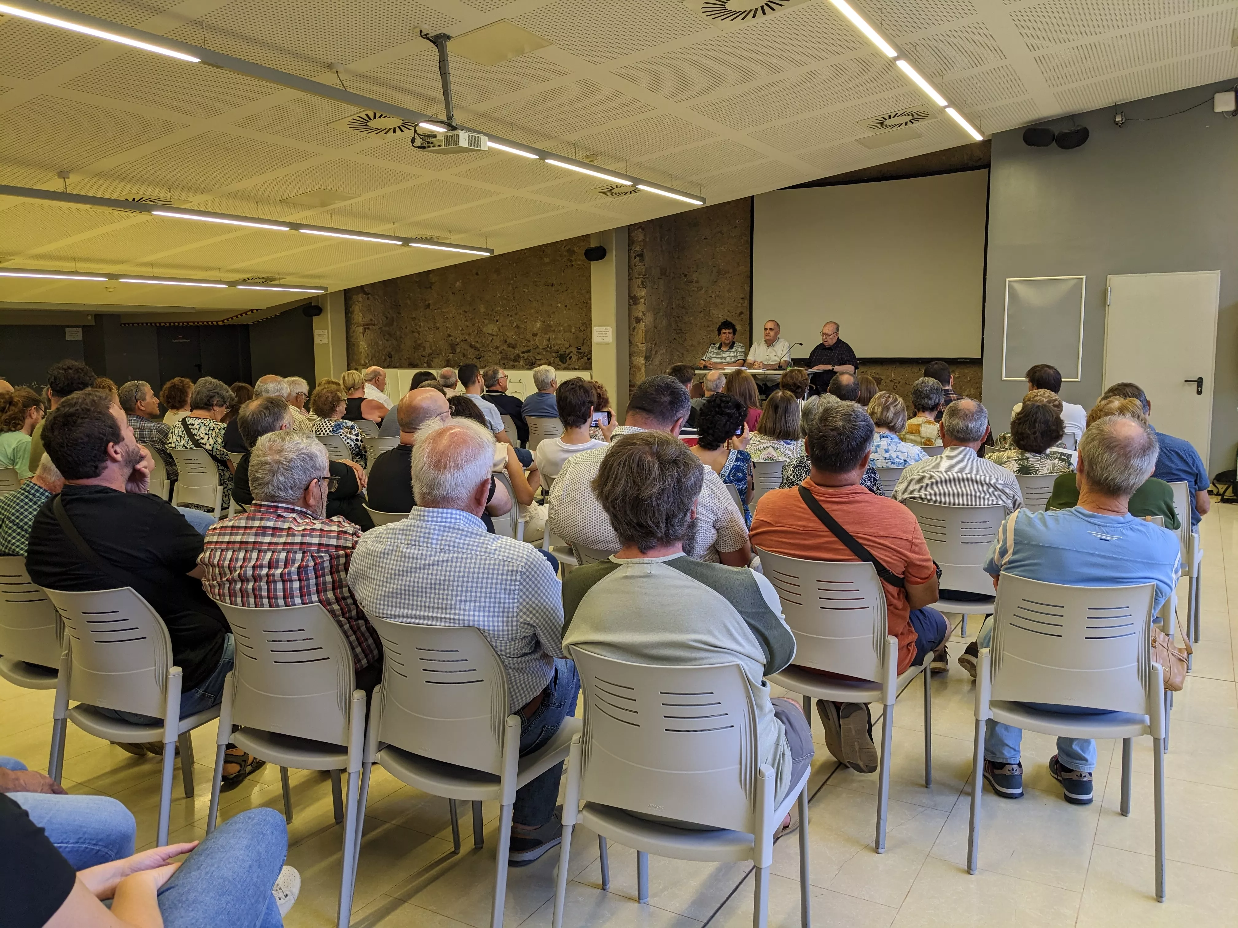 Presentació del llibre a la Sala Multiús del Casal Riudomenc Presentació del llibre a la Sala Multiús del Casal Riudomenc