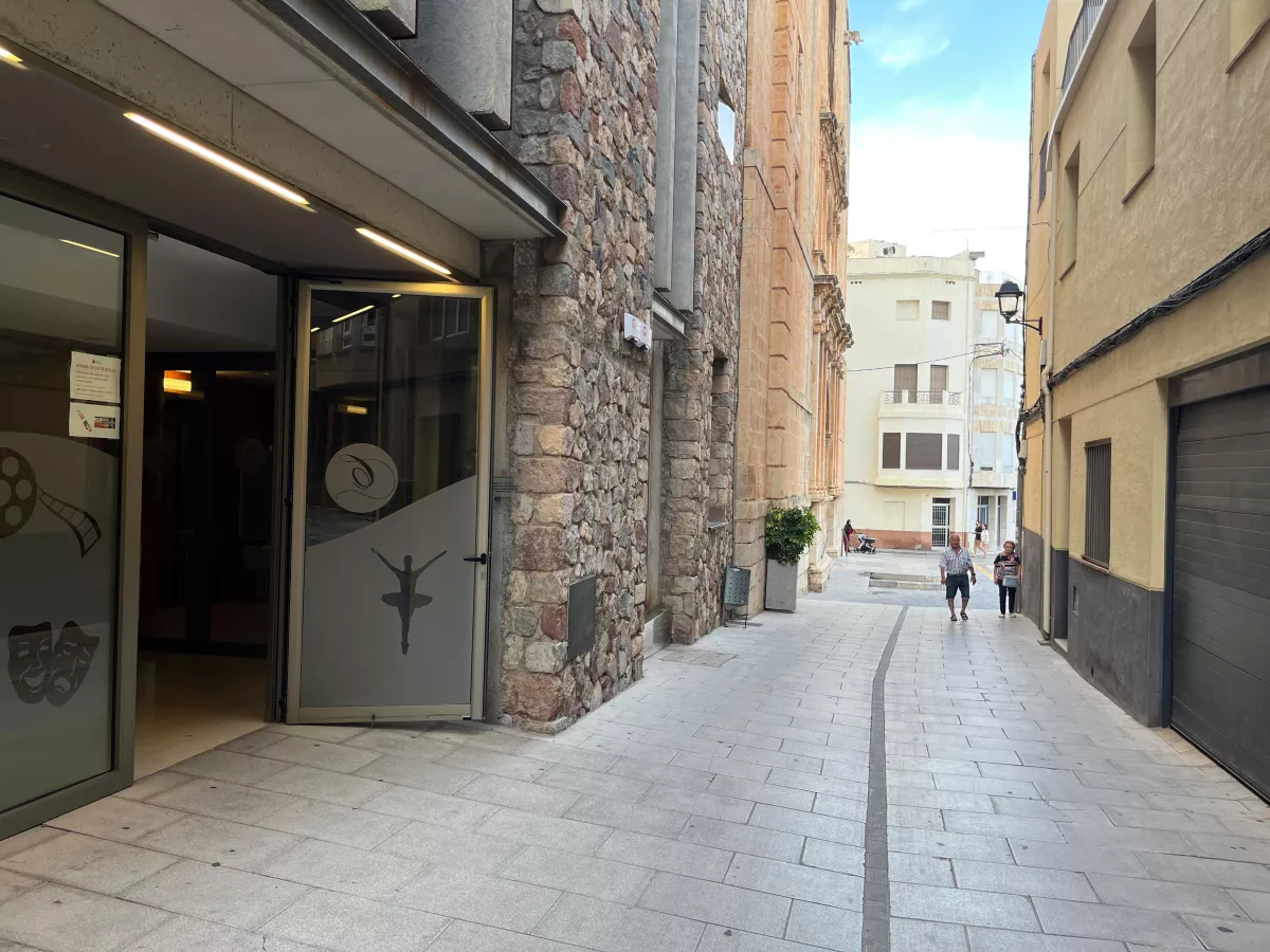 L'entrada a la Llar de Jubilats pel carrer de Sant Jaume