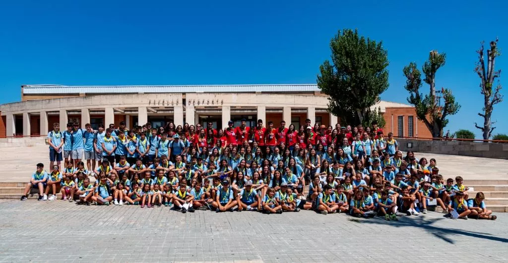 Nens i monitors el dia de marxar de colònies