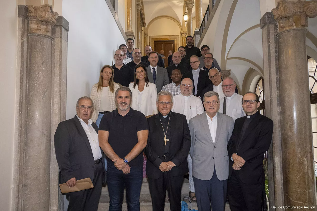 Mossèn Emmanuel Kalijinabo, al centre de la imatge, a l'acte de nomenament del seu càrrec com a rector de Riudoms