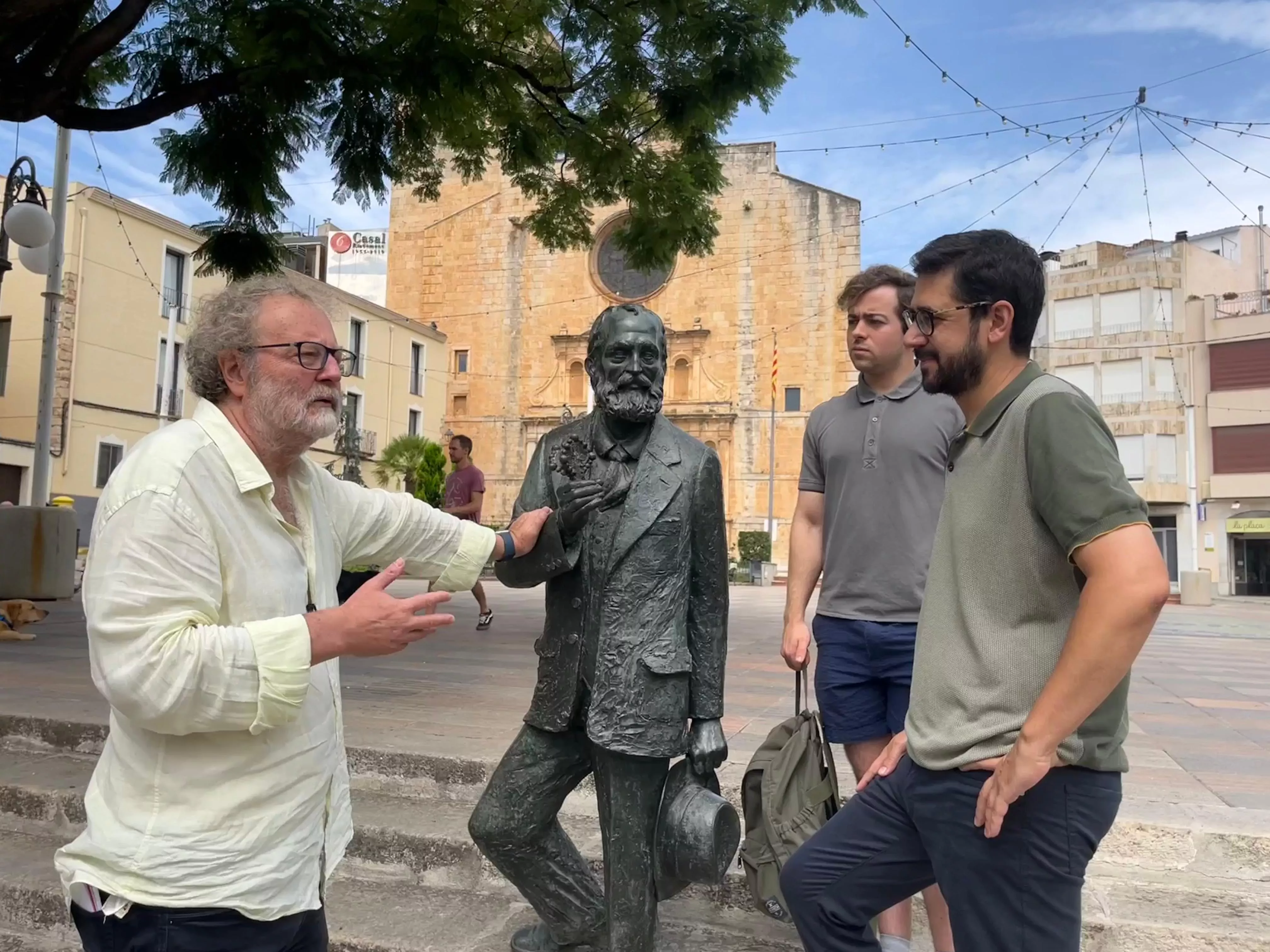 John Carlin durant la visita a Riudoms amb Guillem Molons i Ricard Gili