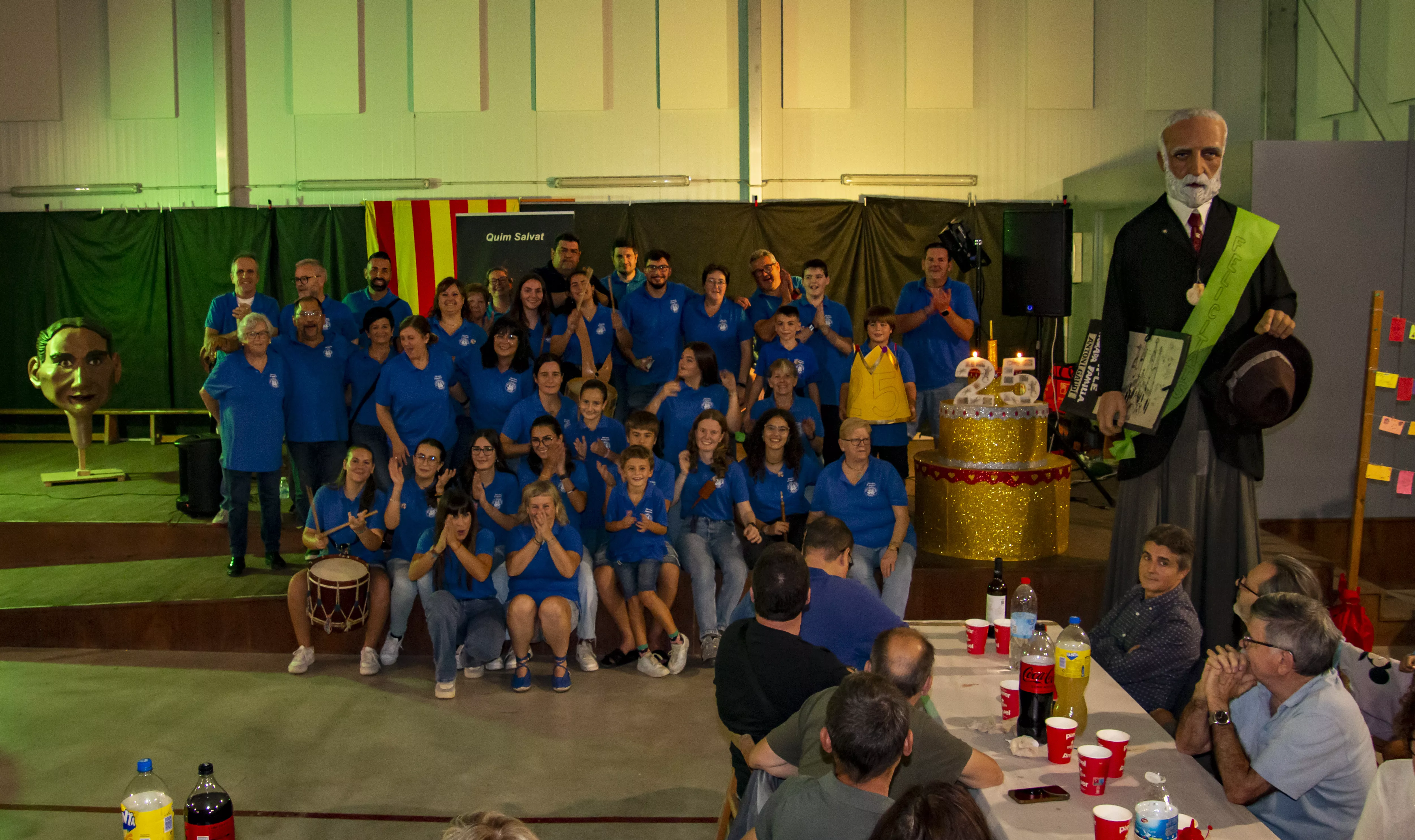 Membres de la Colla Gegantera amb el Gegant Gaudí