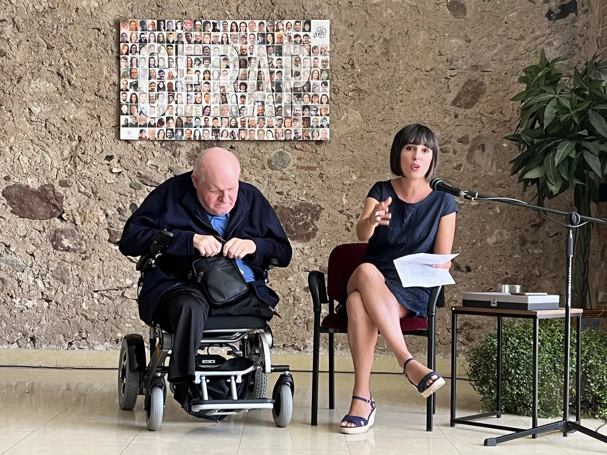 Josep Maria Riu i Eugènia Perea, directora de 'Lo Floc', el dia de l'entrega del Premi Rosa dels Vents Josep Maria Riu i Eugènia Perea, directora de 'Lo Floc', el dia de l'entrega del Premi Rosa dels Vents