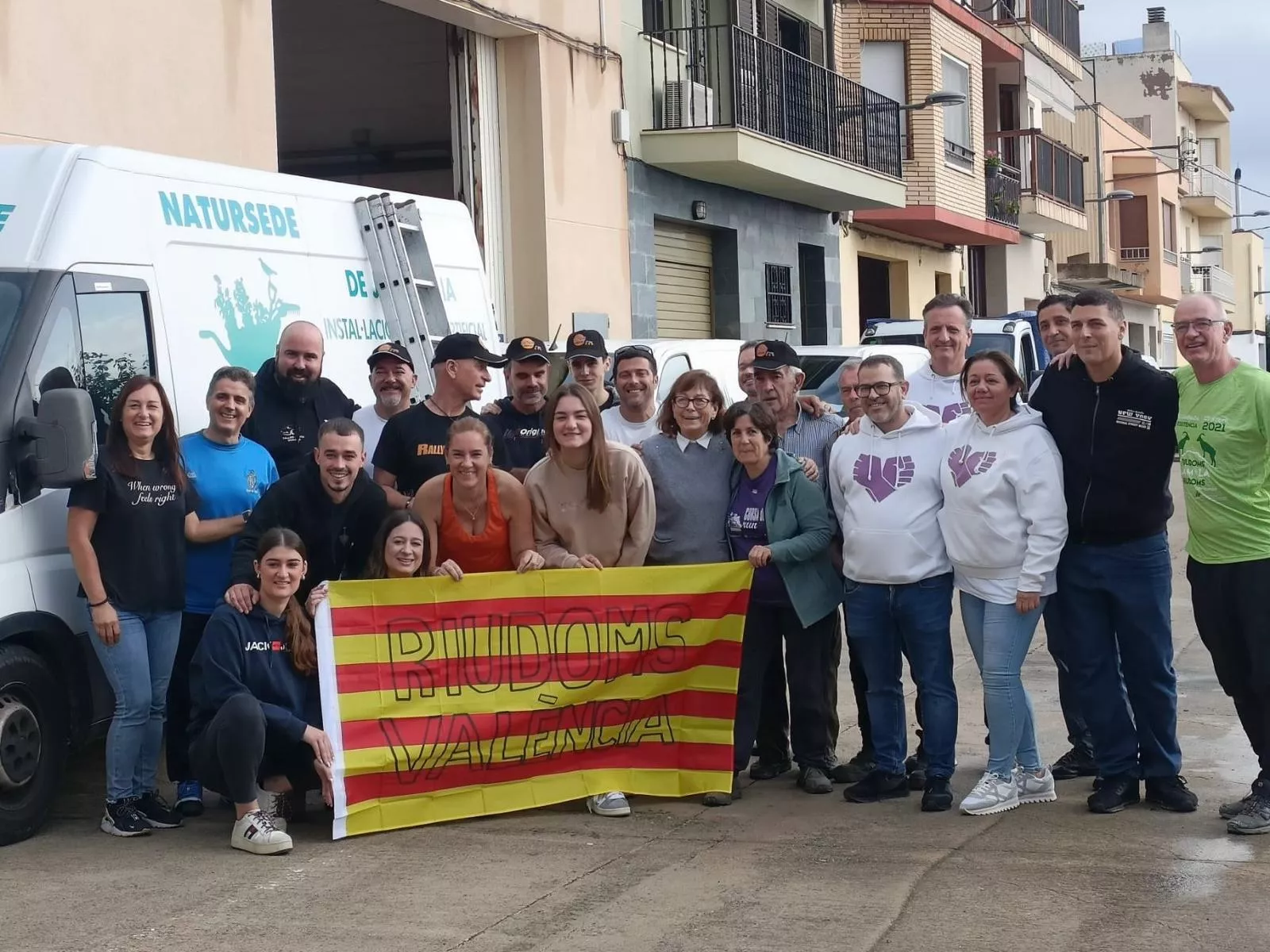 Grup de voluntaris de recollida de material per València