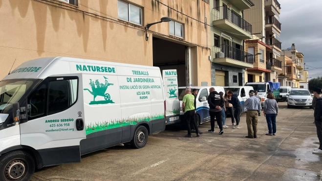 Furgonetes amb material solidari per a València Furgonetes amb material solidari per a València