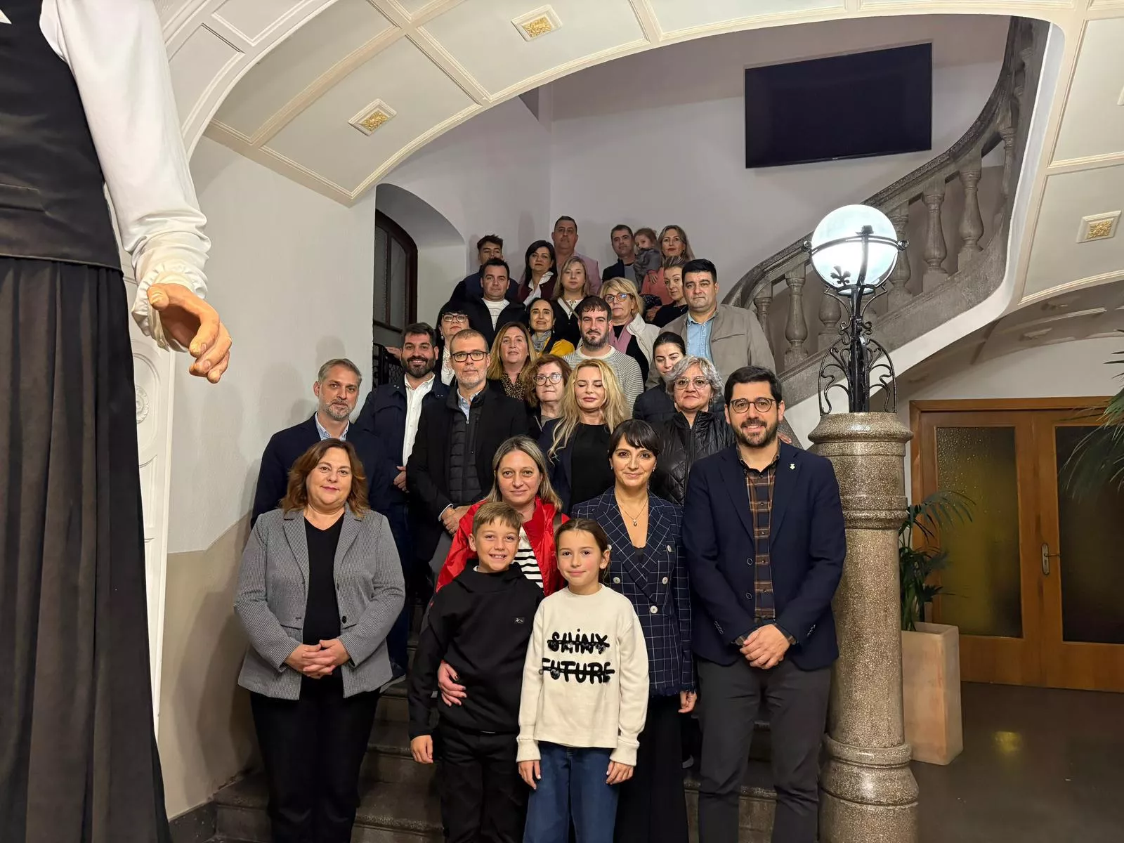 Sandra Gătejeanu acompanyada de membres de l'Associació Romanesa i representants de l'Ajuntament