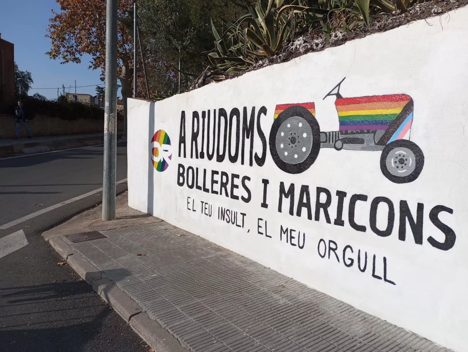 Mural de l'Orgull Riudomenc pintat al carrer dels Pins