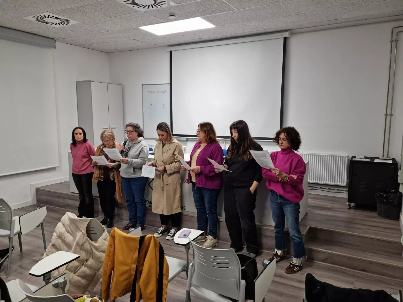 Representants institucionals i de diversos col·lectius locals en la lectura del manifest del 25-N Representants institucionals i de diversos col·lectius locals en la lectura del manifest del 25-N
