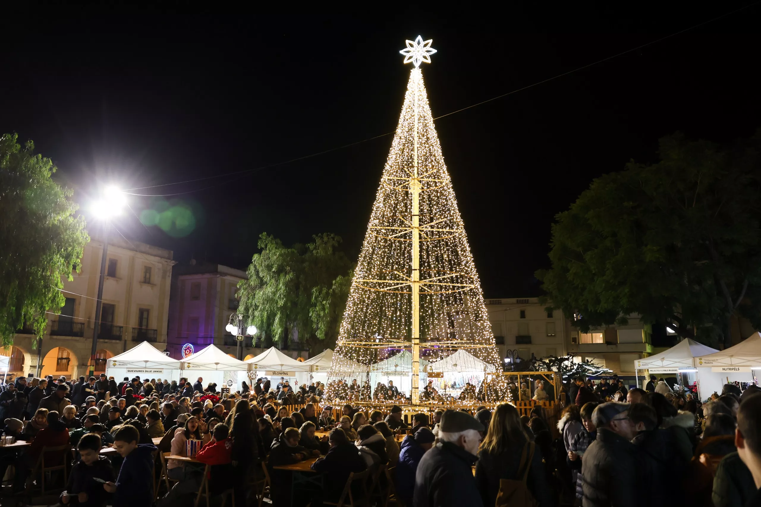 La plaça plena durant el Bingo Solidari per a La Marató de TV3 (FOTO: Alba Mariné / Ajuntament de Riudoms)