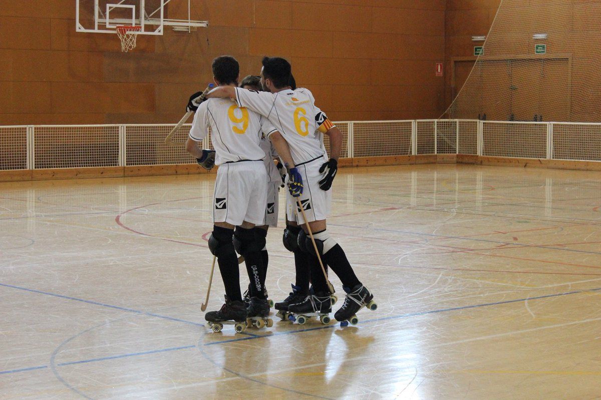 Atac de l’equip riudomenc, que porta una vestuari de color blanc (FOTO: Ton Crusells)