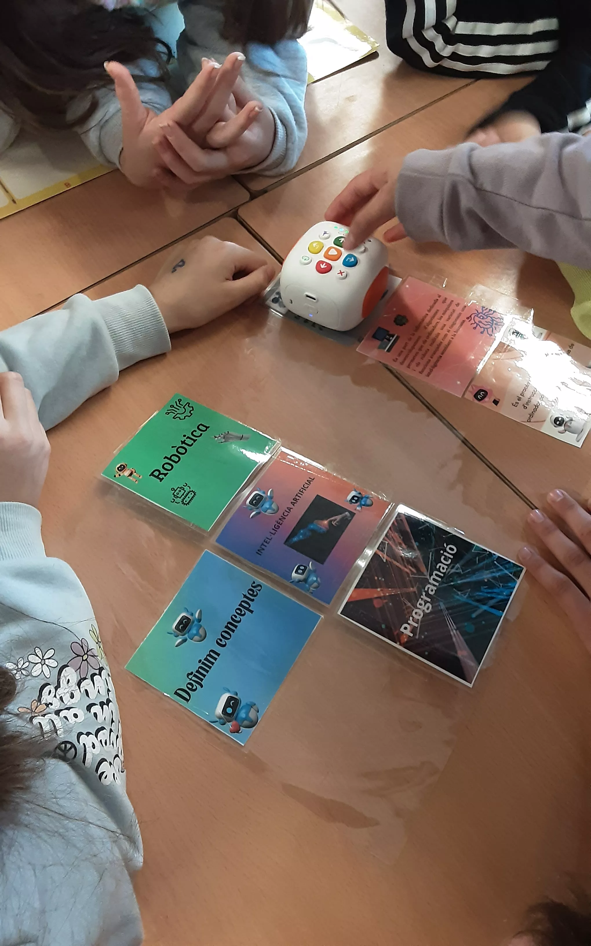Treball dels alumnes en robòtica Treball dels alumnes en robòtica