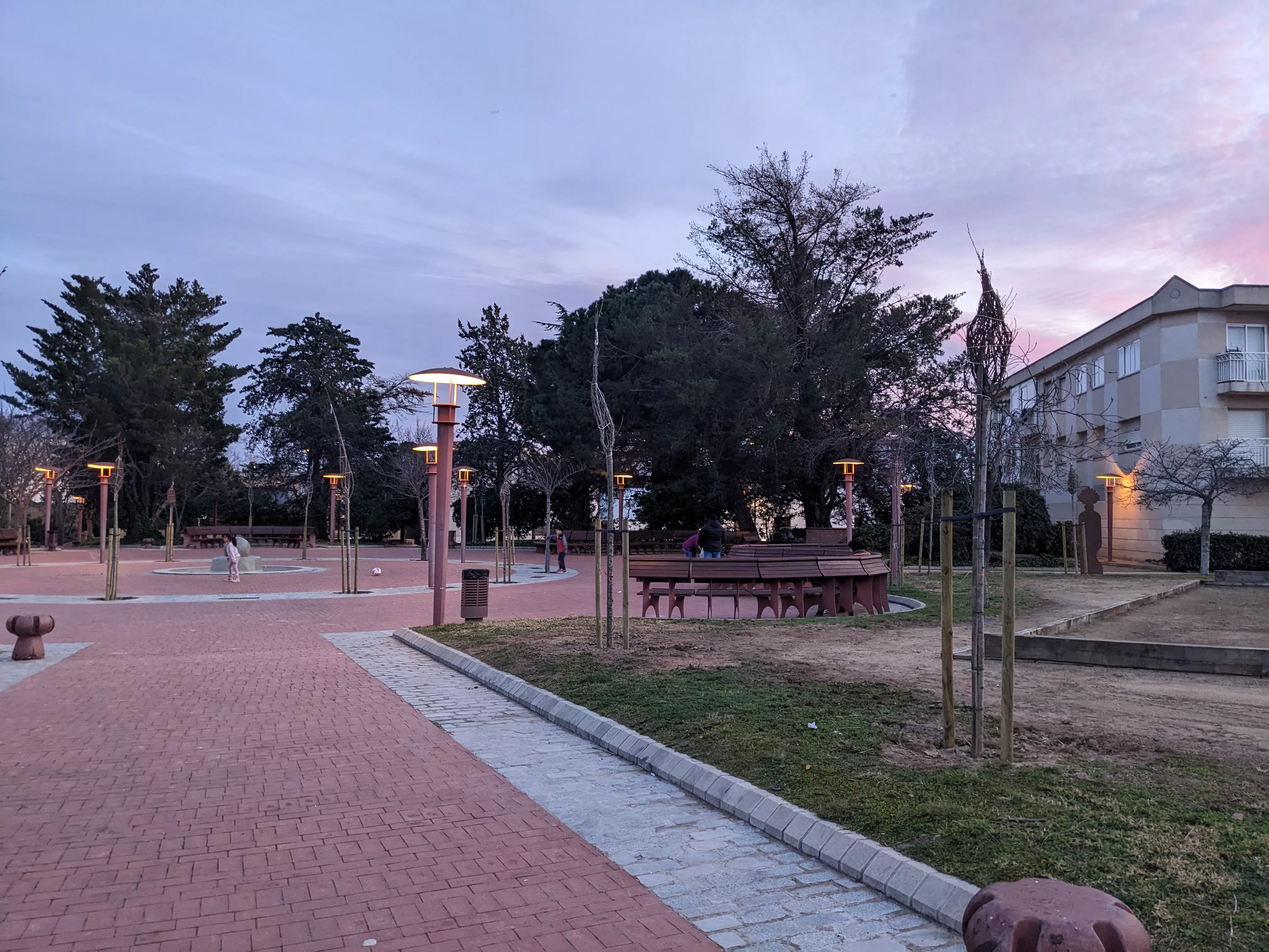 Nous cirerers Sakures plantats a la plaça de l'Arbre Nous cirerers Sakures plantats a la plaça de l'Arbre