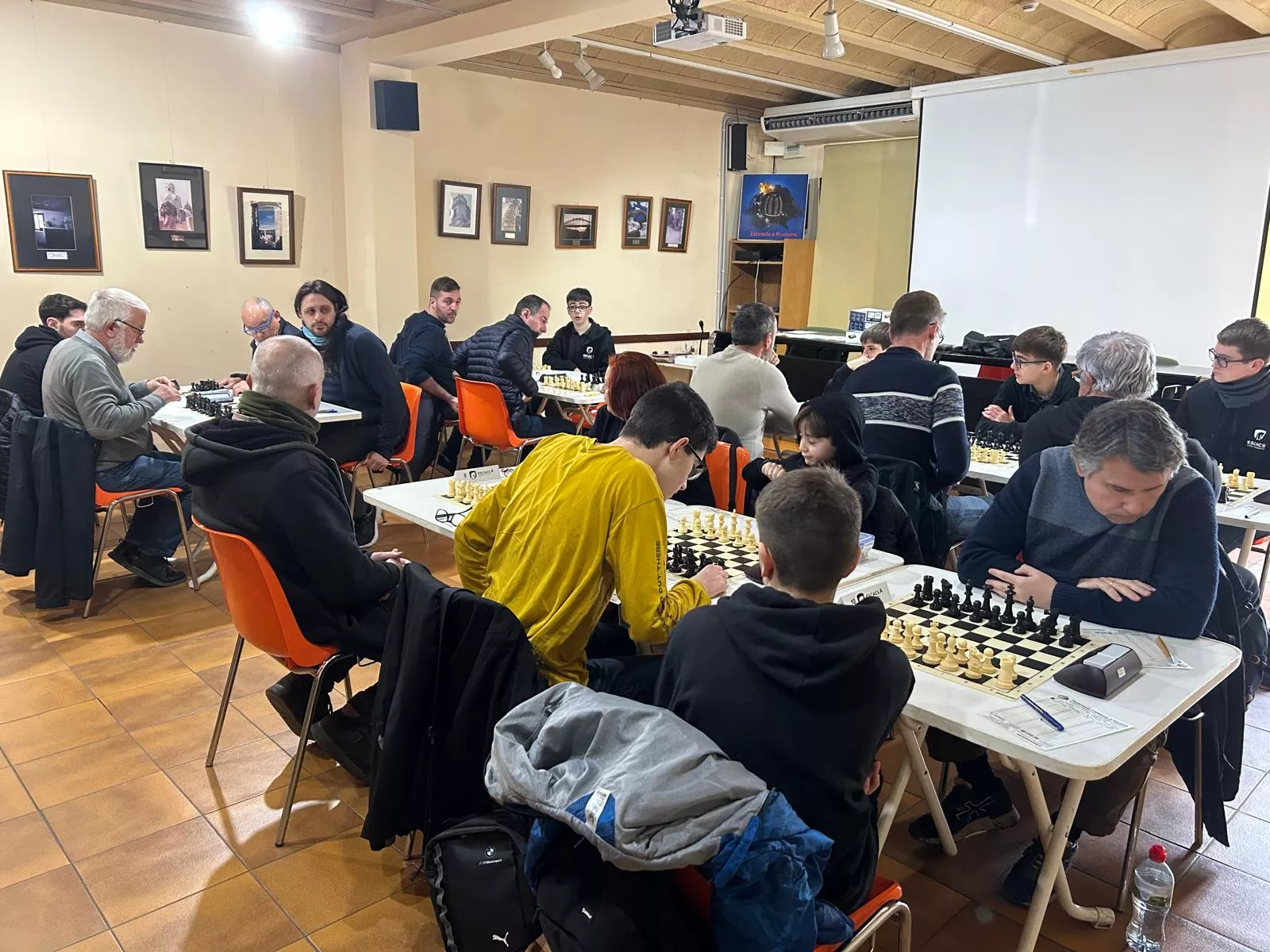 El primer equip dels escacs riudomencs disputant una jornada El primer equip dels escacs riudomencs disputant una jornada