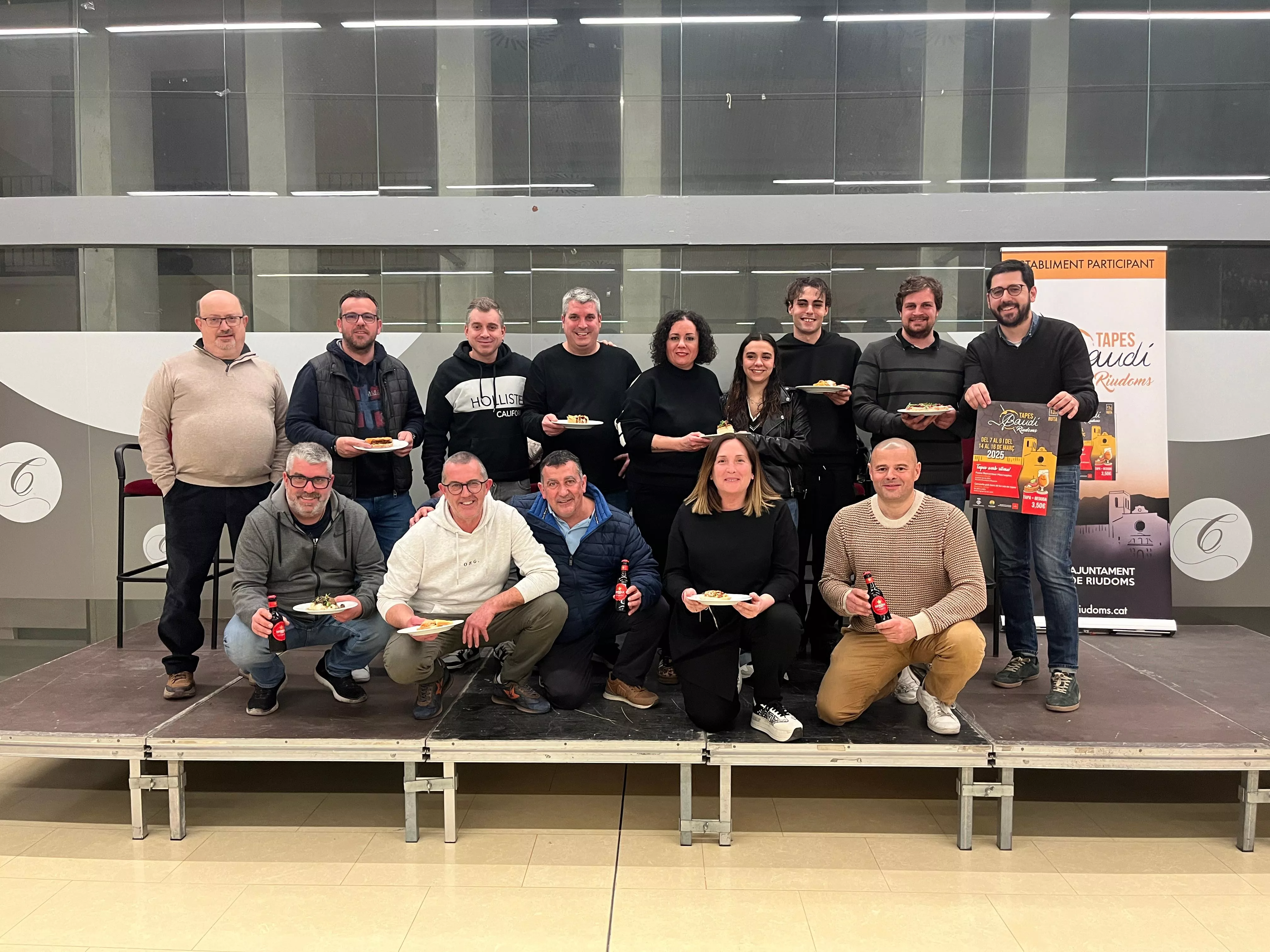 Fotografia de grup dels participants a la 13a Ruta de Tapes Gaudí (FOTO: Ajuntament de Riudoms) Fotografia de grup dels participants a la 13a Ruta de Tapes Gaudí (FOTO: Ajuntament de Riudoms)