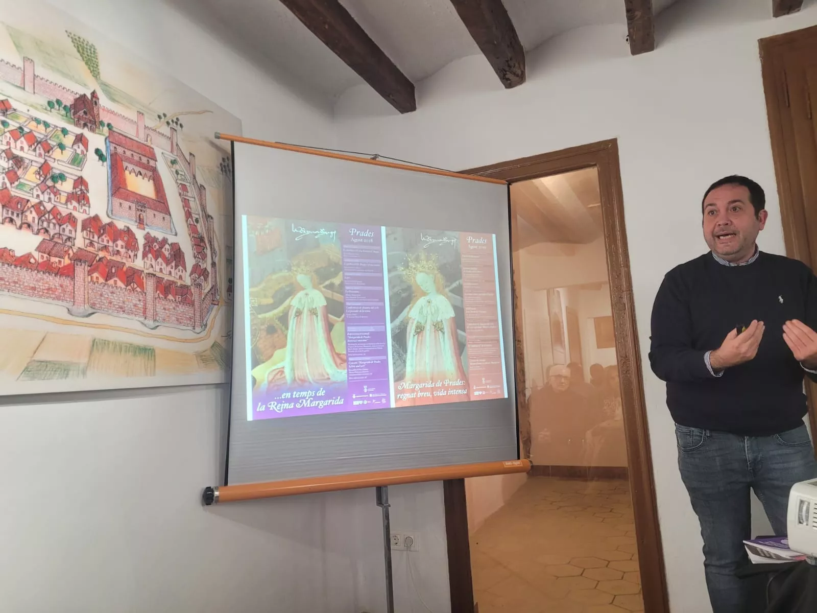 L'historiador Eduard Juncosa durant la conferència a Cal Massó. FOTO: Cedida