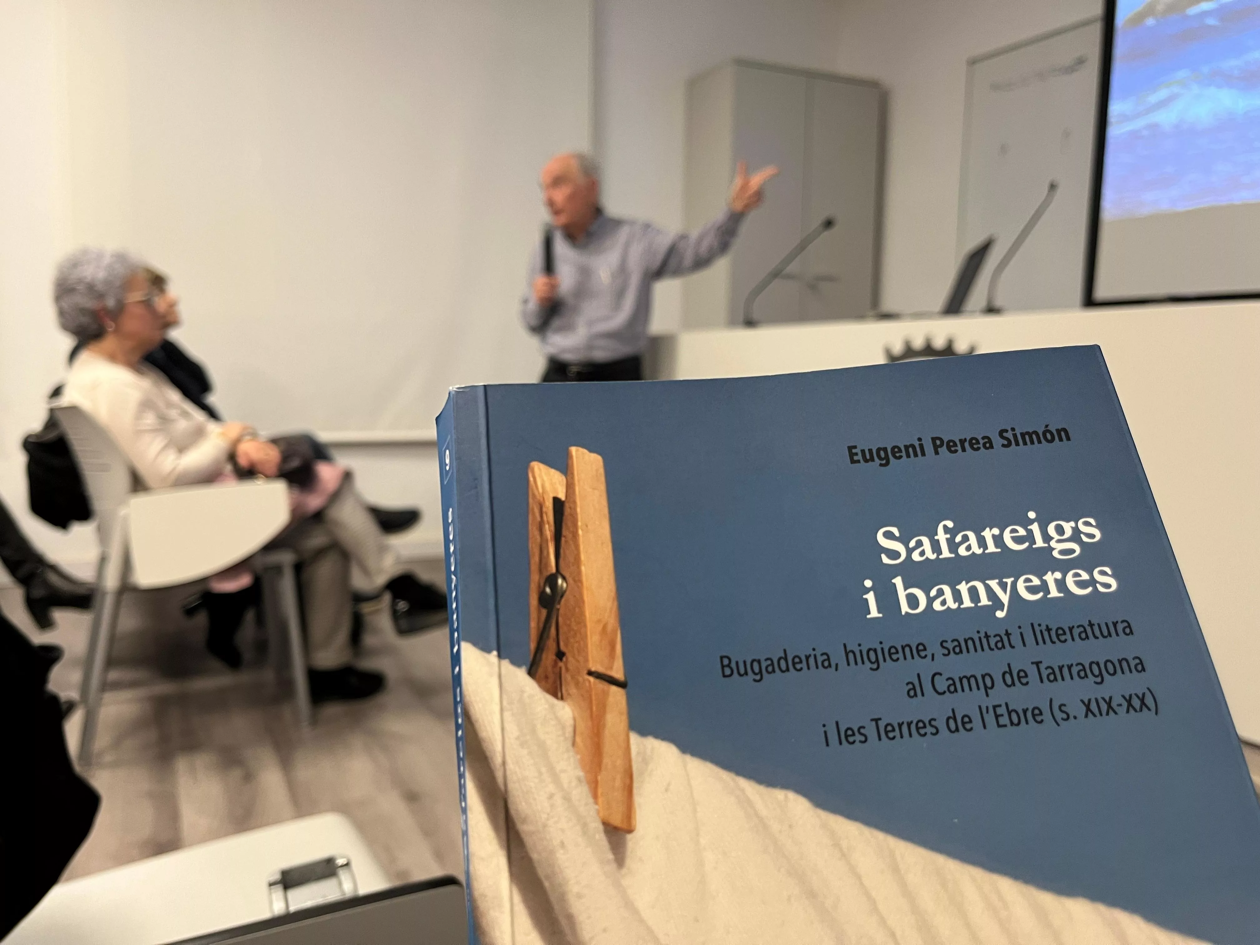 Eugeni Perea durant la presentació del llibre