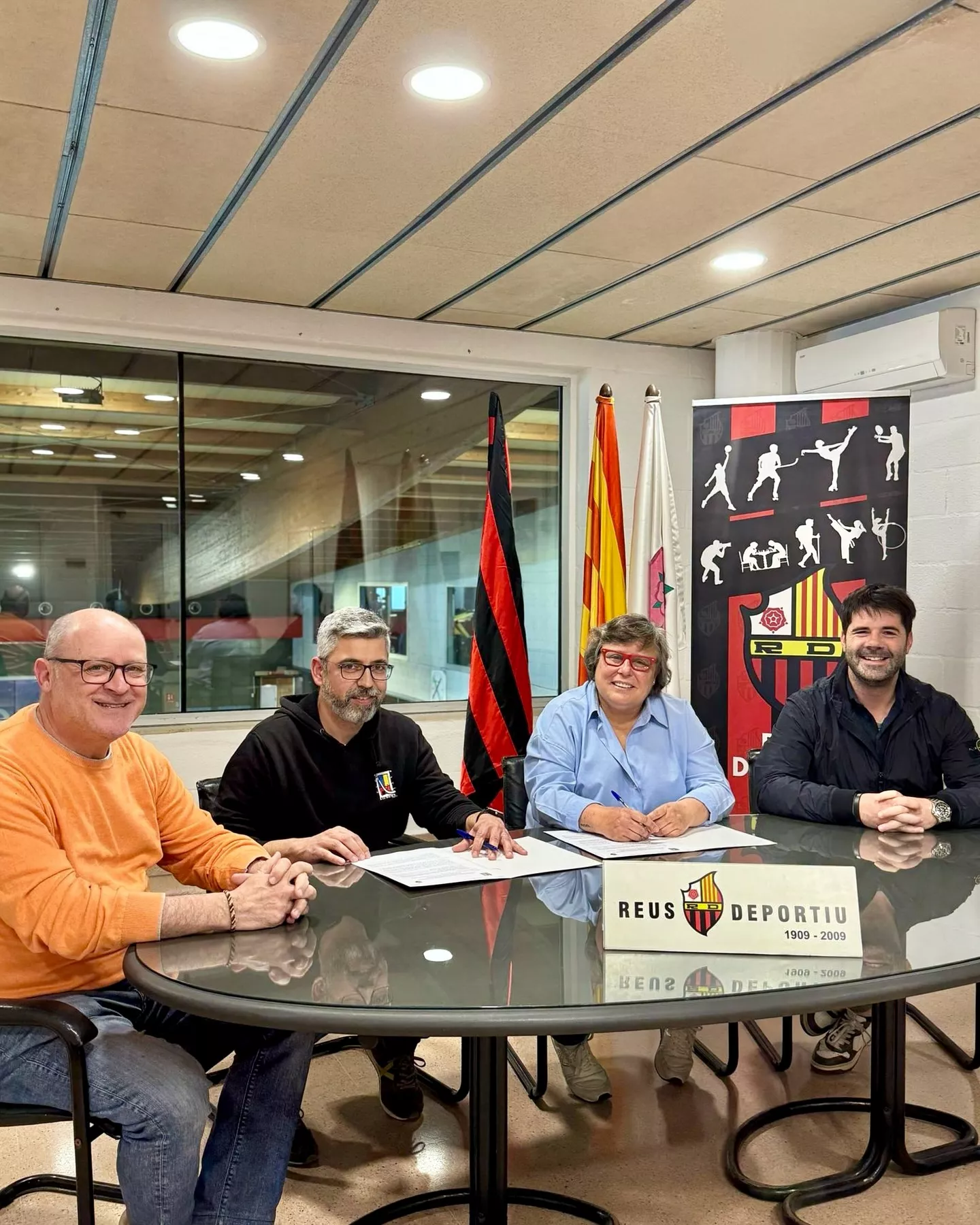 Representants dels dos clubs durant la firma de l'acord