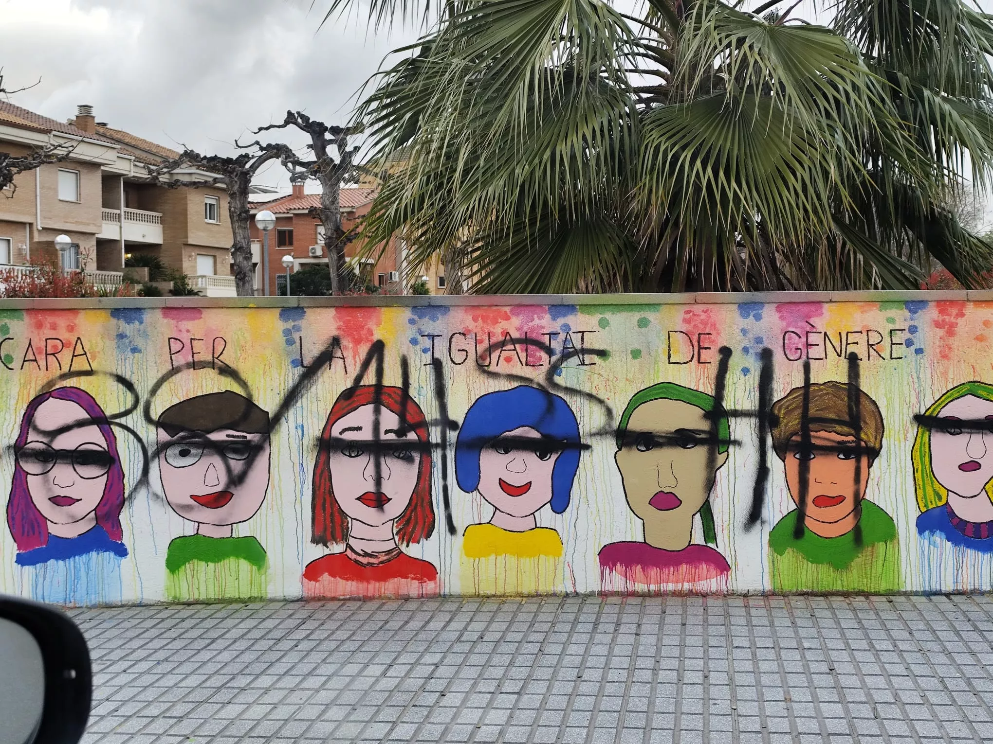 El mural amb pintades de simbologia feixista