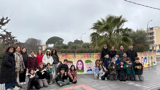 Foto de grup de la classe amb l'artista i les regidores en acabar el mural Foto de grup de la classe amb l'artista i les regidores en acabar el mural