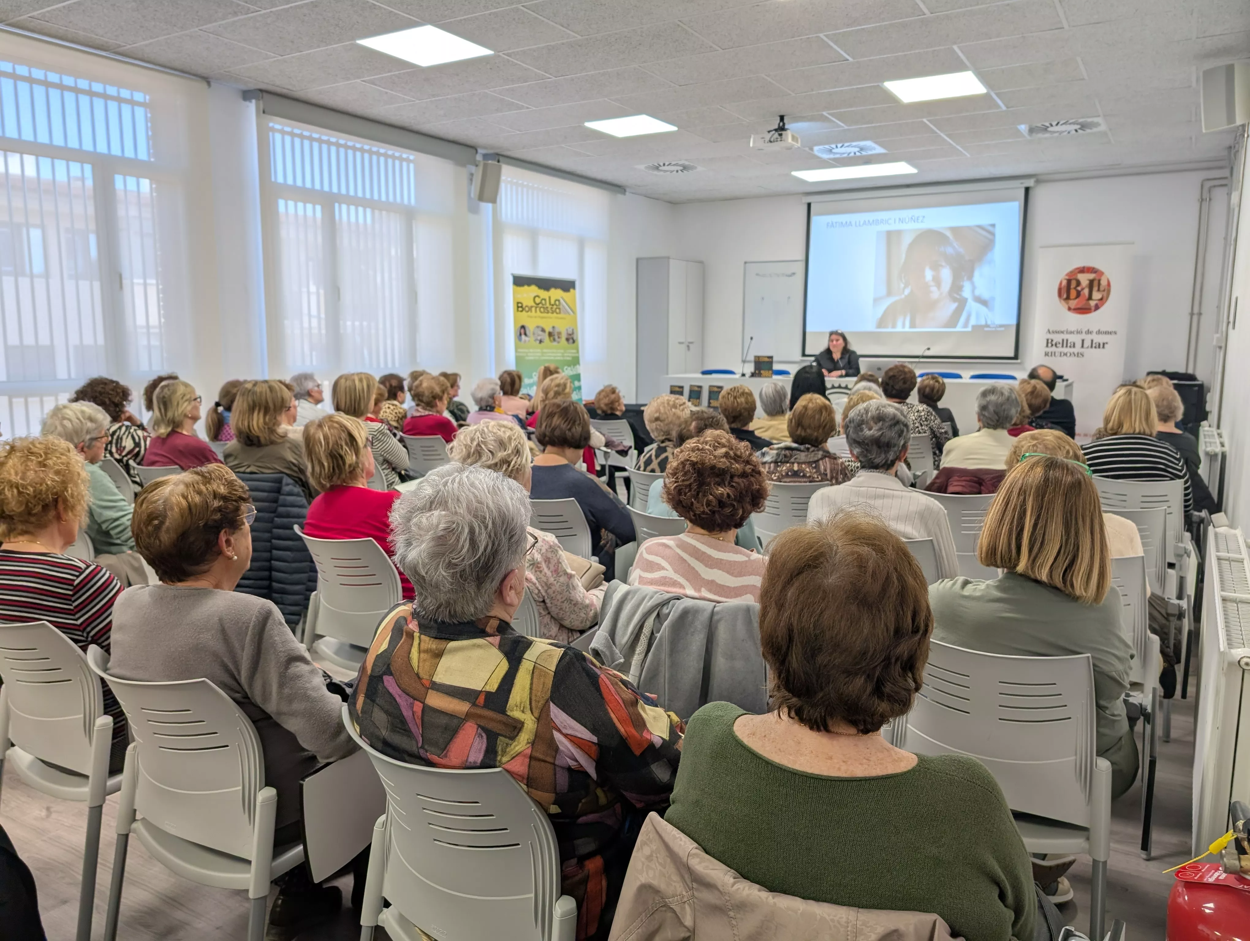 Fàtima Llambrich davant d'un auditori ple Fàtima Llambrich davant d'un auditori ple