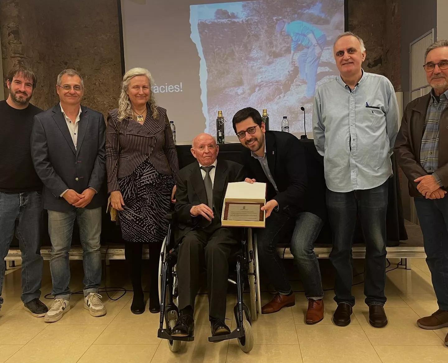 L'Ajuntament entrega una placa de reconeixement a Valeriano Romero (FOTO: Ajuntament de Riudoms)