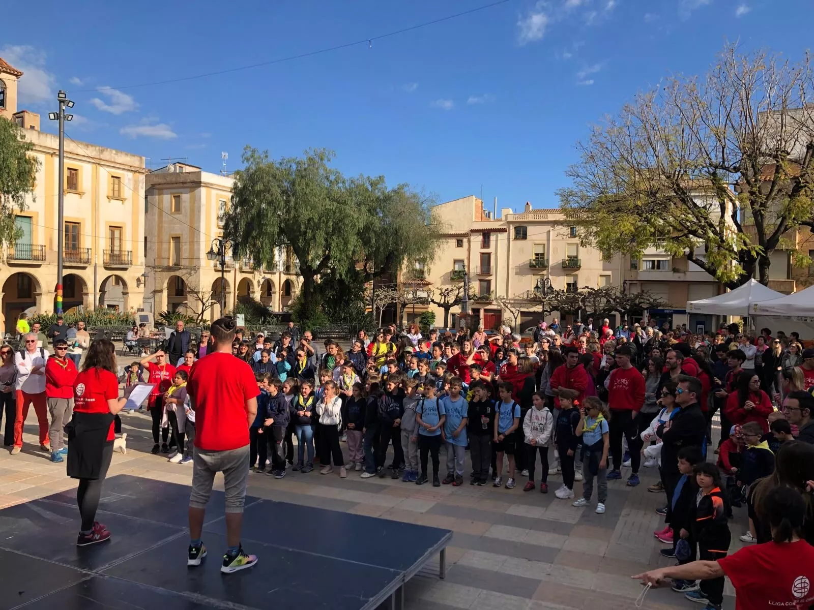 Imatge de la Plaça durant l’escalfament previ a la caminada Imatge de la Plaça durant l’escalfament previ a la caminada