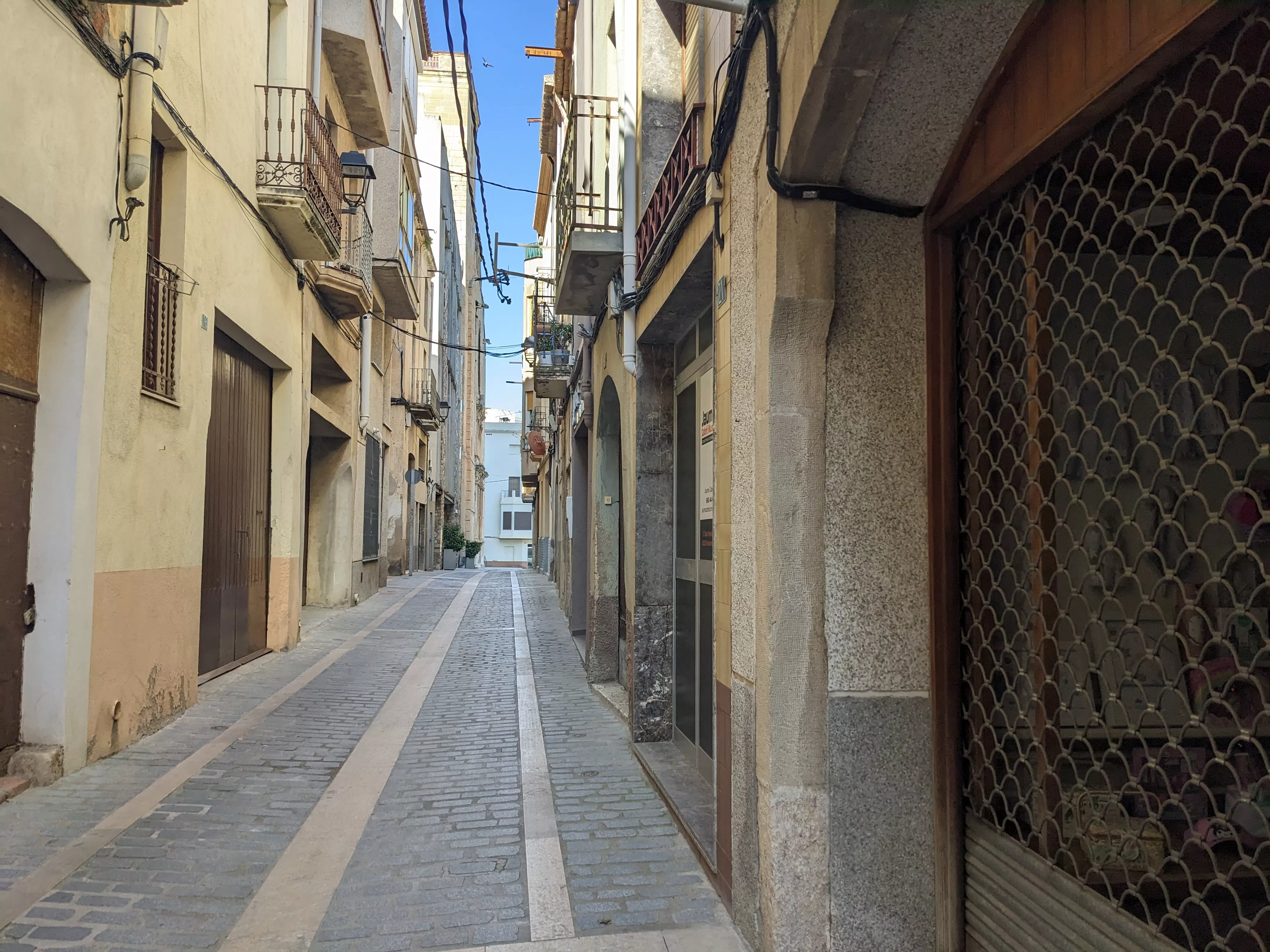 Comerços amb la persiana baixada: una de les imatges pròpies de la tarda d'ahir