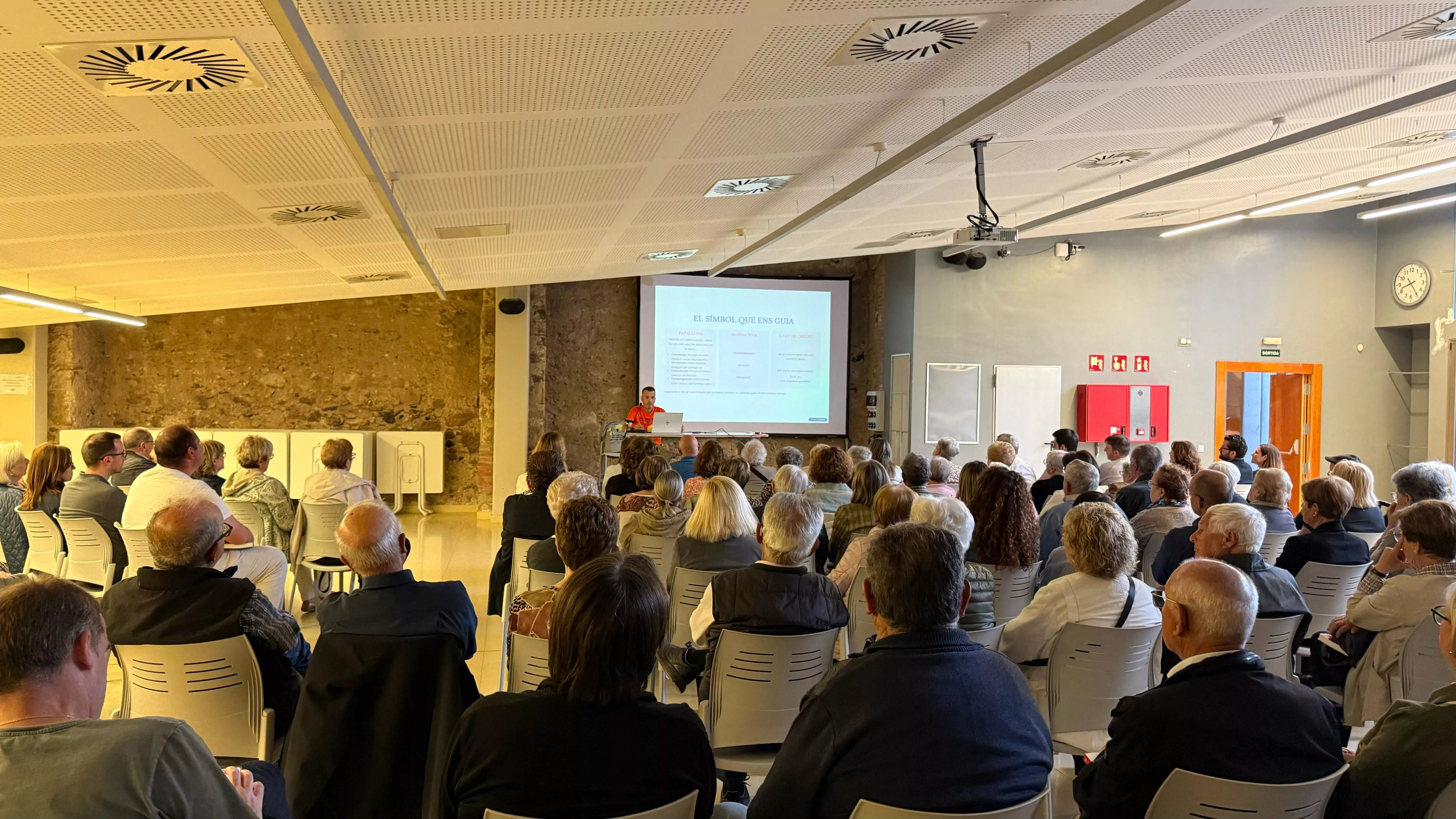 La sala plena durant la presentació del llibre al Casal Riudomenc