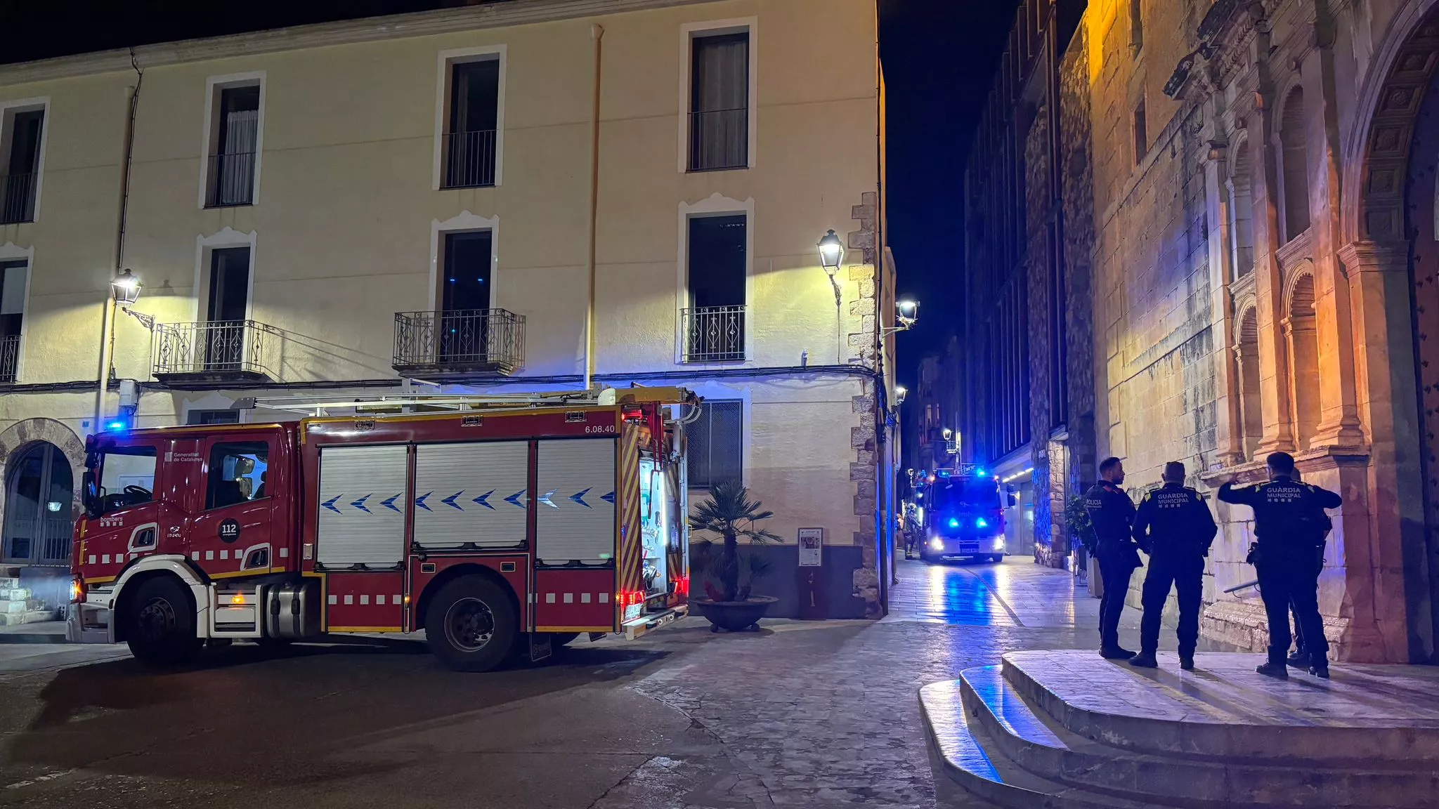 Dotacions de Bombers prop de l'habitatge incendiat, al carrer de Sant Jaume