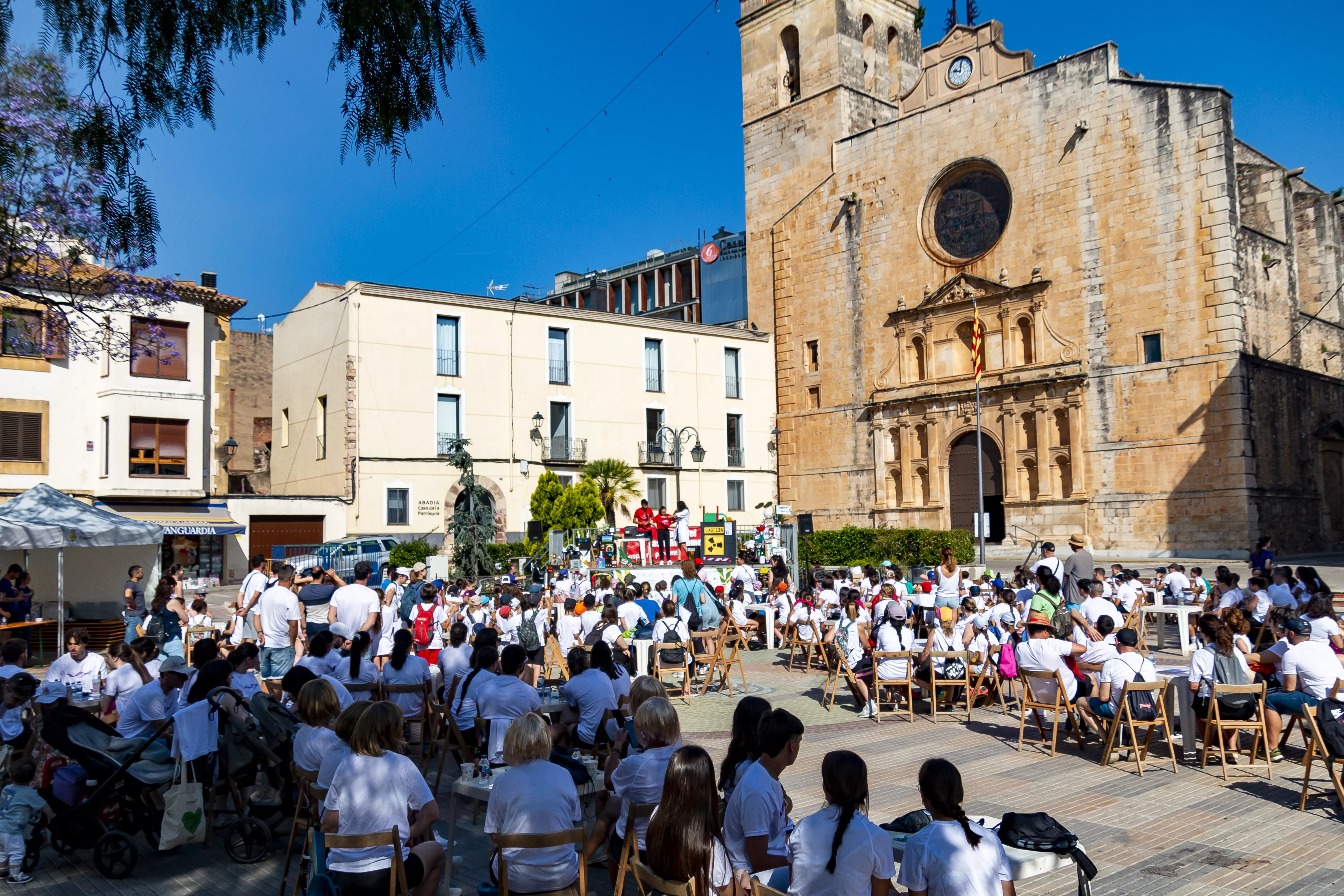 Els més de 250 participants es van concentrar a la plaça de l'Església. FOTO: Carles Viñuales