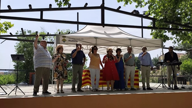 El brindis del dinar per part de la Junta de l'entitat (FOTO: Jesús Torres)