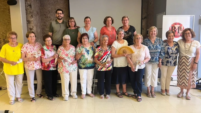 Junta de l'entitat, sòcies homenatjades i autoritats. (FOTO: Bella Llar)