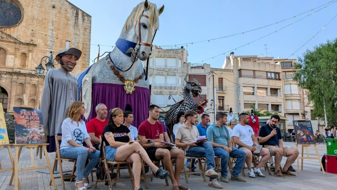 Entitats i Ajuntament presentant conjuntament la Festa Major