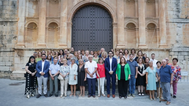Els mestres reunits a les escales de l'Església Els mestres reunits a les escales de l'Església