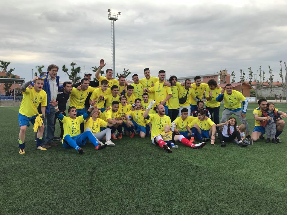 Els jugadors, tèncics, directius i aficionats celebrant l’ascens al camp municipal. (FOTO: Carles García) Els jugadors, tèncics, directius i aficionats celebrant l’ascens al camp municipal. (FOTO: Carles García)