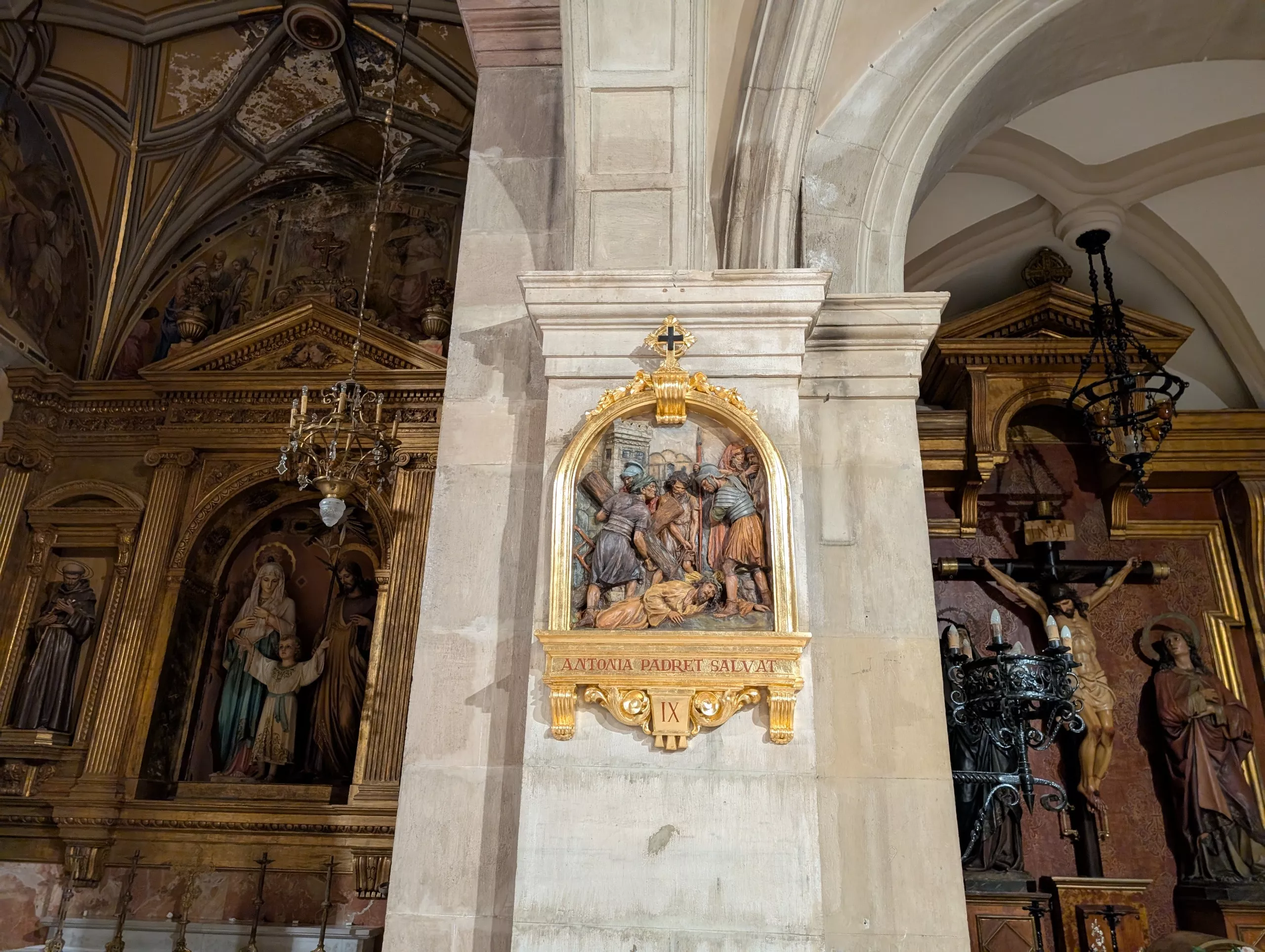 Una de les estacions del Via Crucis restaurada Una de les estacions del Via Crucis restaurada
