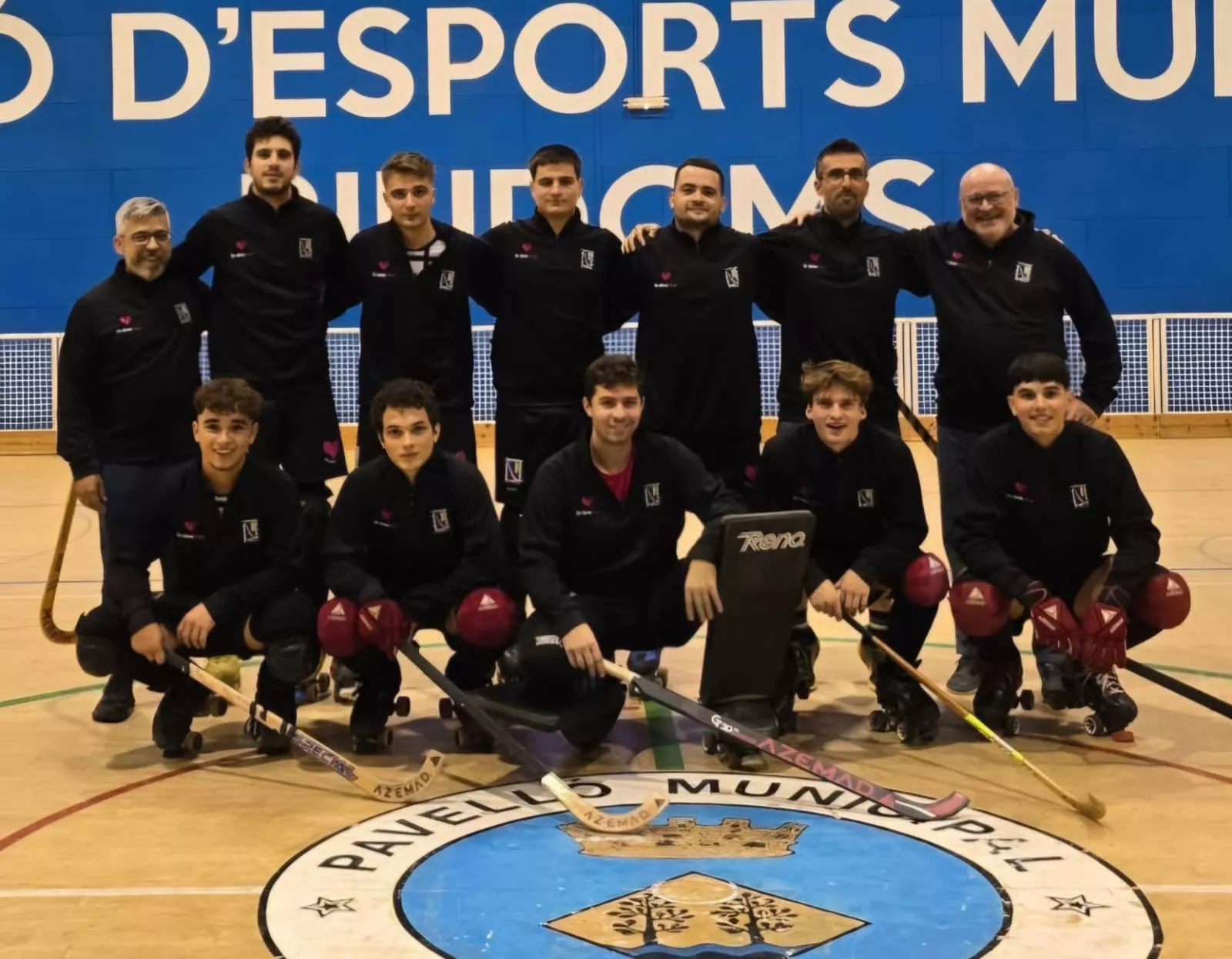 Foto de l'equip amateur del CP Riudoms amb la dessuadora solidària a favor de Em Dones Força