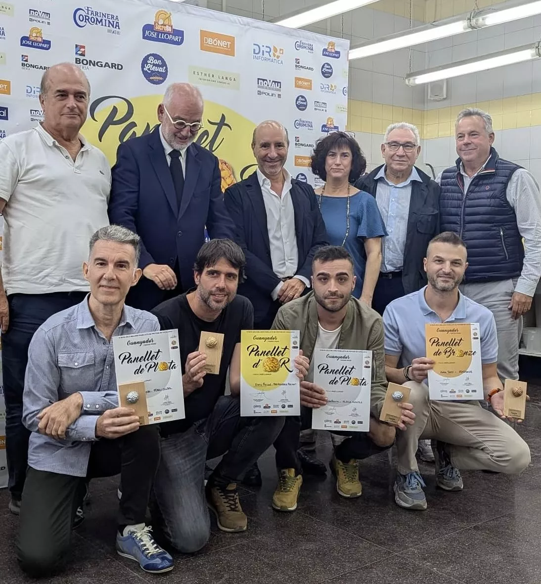 Adan Sáez (el primer de la primera fila, començant per l'esquerra), amb la resta de premiats