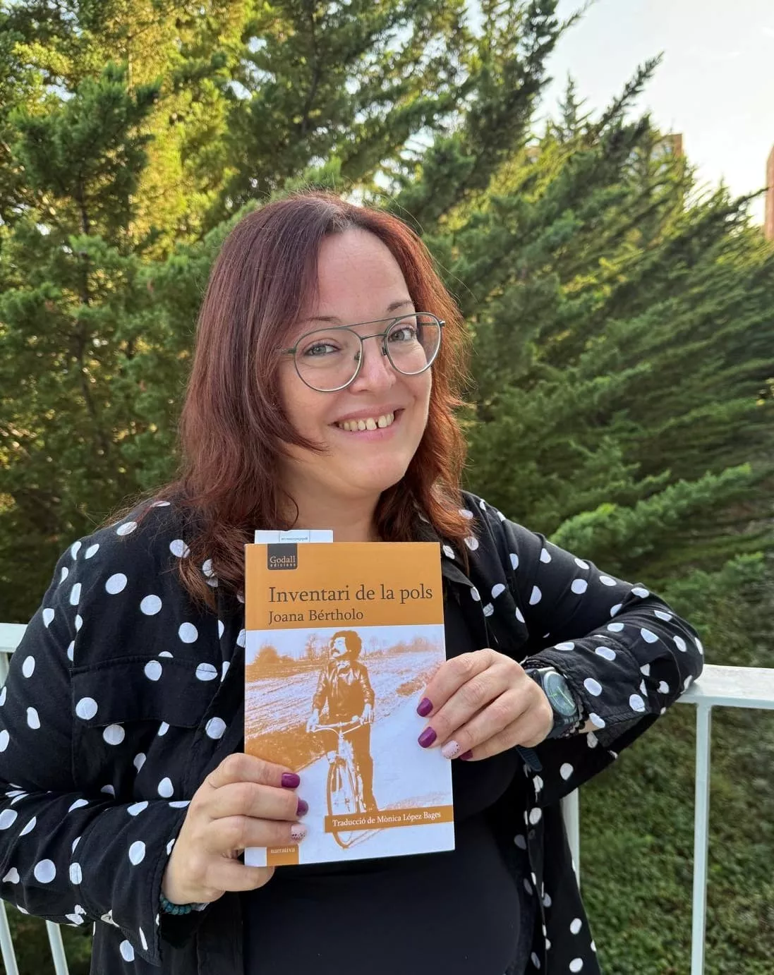 Mònica López amb el llibre premiat (FOTO: Marcel Banús) Mònica López amb el llibre premiat (FOTO: Marcel Banús)