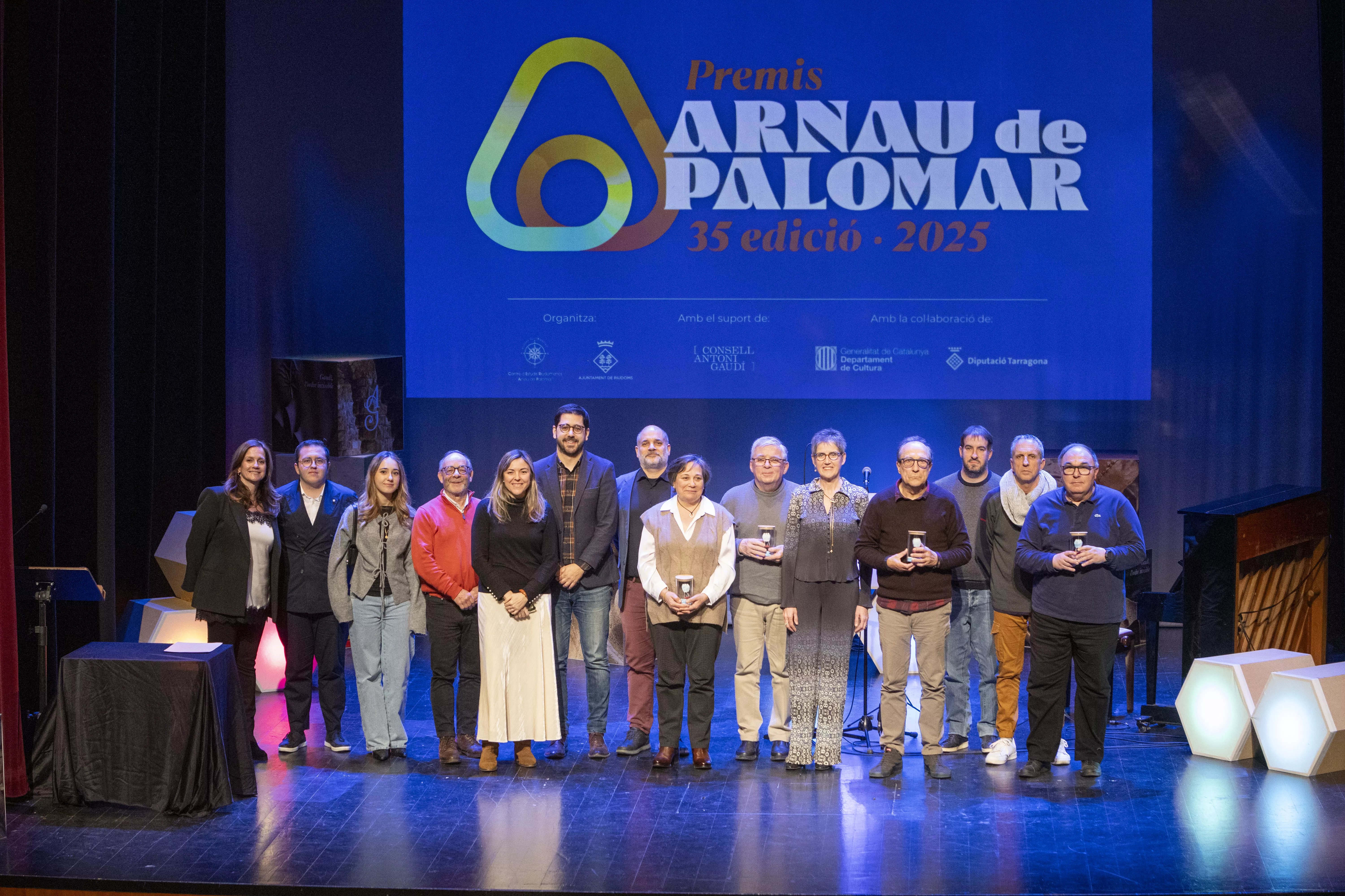 Foto de grup dels guanyadors dels Premis Arnau de Palomar amb representants del CERAP i de l'Ajuntament. FOTO: Mateu Salvat