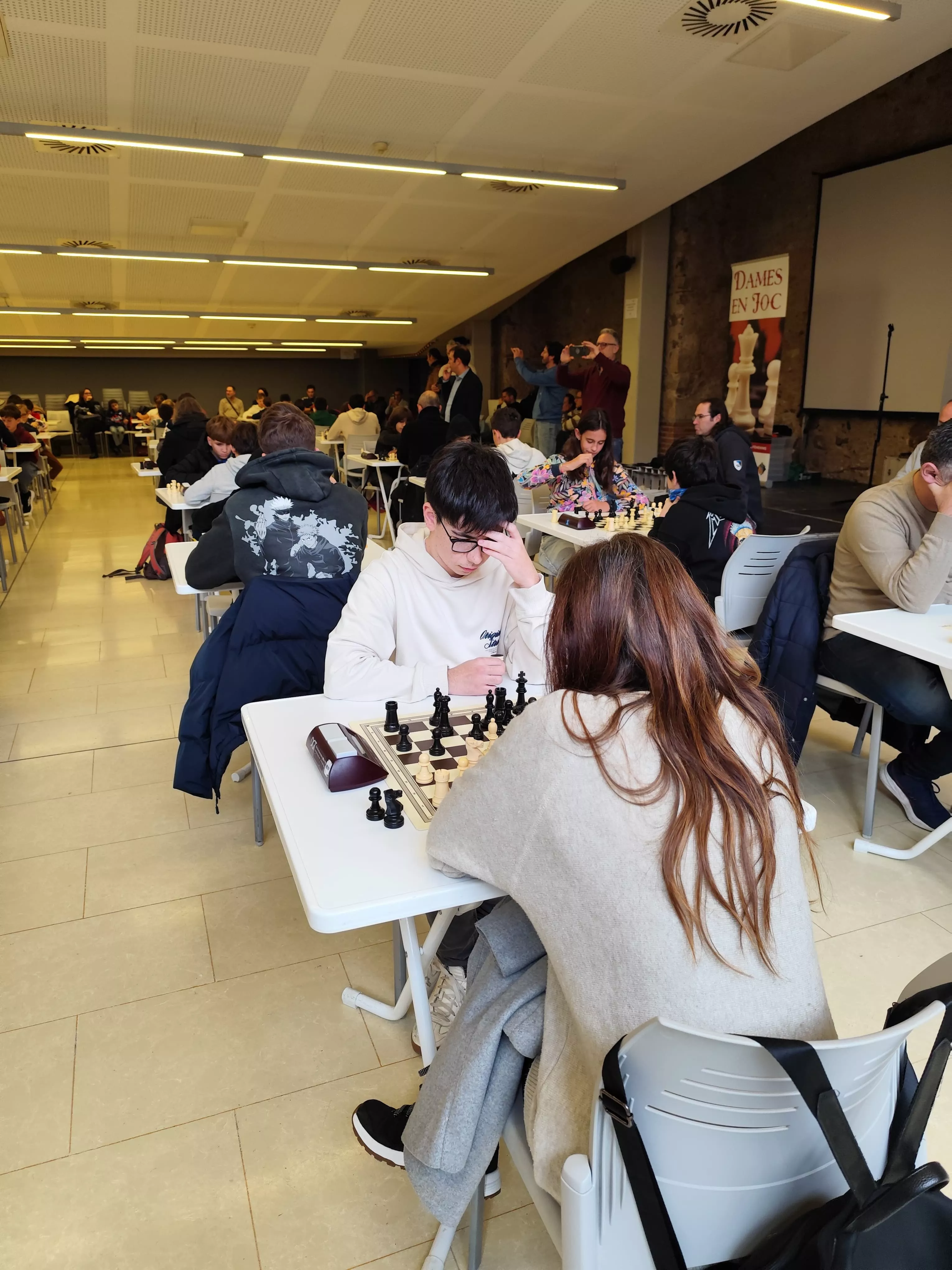 Jugadors a la Sala Multiús del Casal Riudomenc